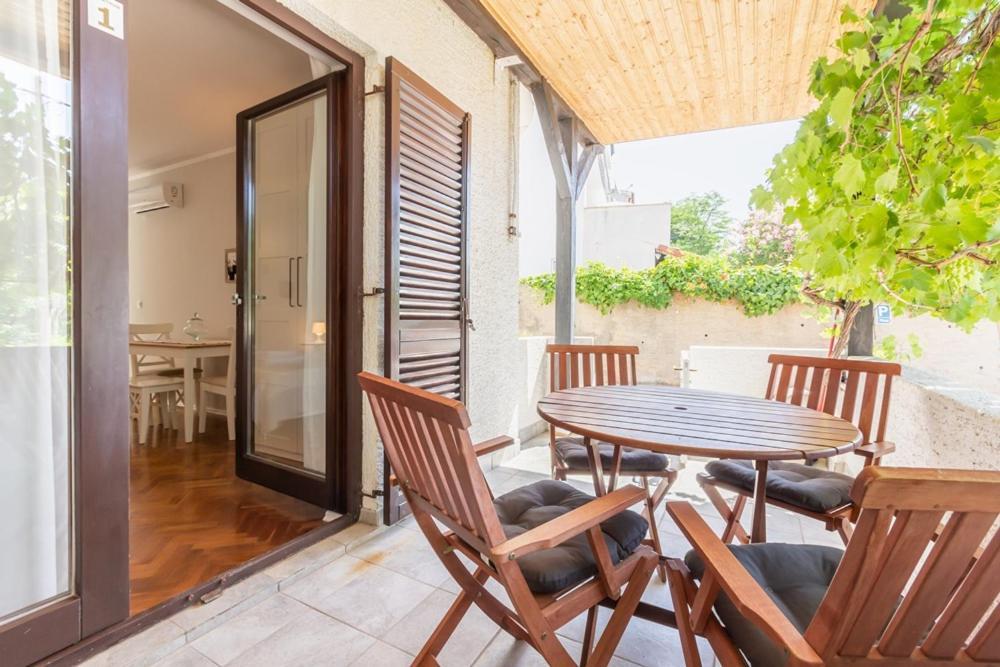 Apartments Vladan With Terrace バスカ エクステリア 写真