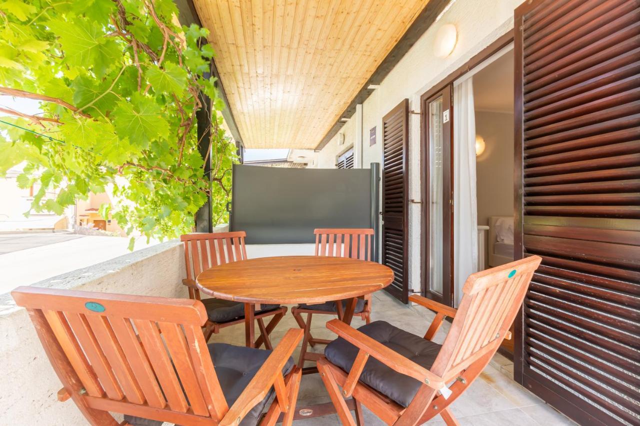 Apartments Vladan With Terrace バスカ エクステリア 写真
